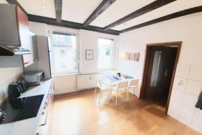 Altbauwohnung mit großen Zimmern und mit Parkmöglichkeit